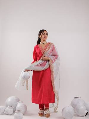  fuchsia silk embroidered kurta dupatta set 1