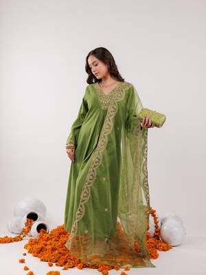  green silk embroidered kurta dupatta set 1
