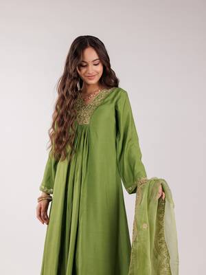  green silk embroidered kurta dupatta set 2