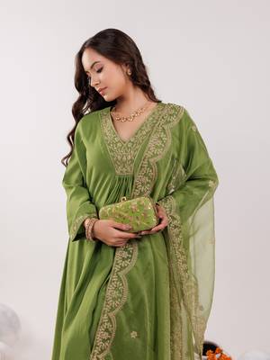  green silk embroidered kurta dupatta set 4