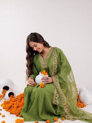  green silk embroidered kurta dupatta set 5
