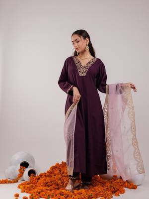  purple silk embroidered kurta dupatta set 2