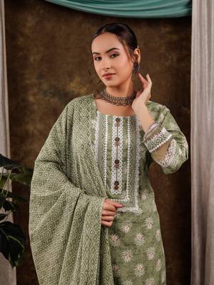  green ethnic motifs pure cotton kurta dupatta set with lace detailing 5
