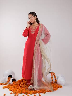  red silk embroidered kurta dupatta set 2