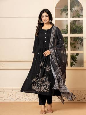 Yufta black embroidered a-line kurta dupatta pant set 2