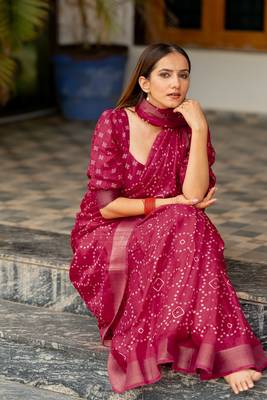 Rani pink silk blend bandhani print block print golden zari border saree 4