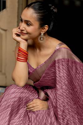 Dusty pink silk blend polka dots stripes print golden zari border saree 2