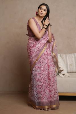 Off white kota doria polyester geometric print golden zari border saree 3