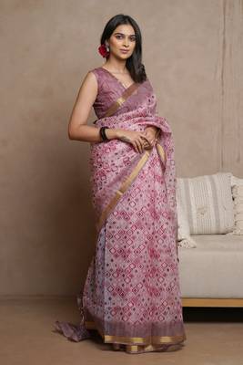 Off white kota doria polyester geometric print golden zari border saree 4