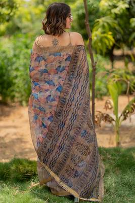 Light peach kota doria polyester floral print golden zari border saree 5