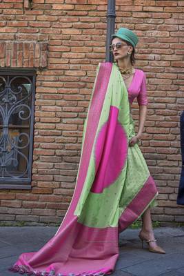 Weaving Green And Rani Handloom Silk Blend Saree 2