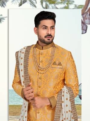 Havy sherwani set with less, thread & zari work 3