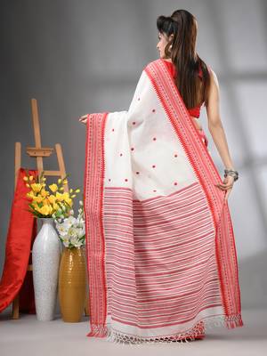 White floral buttas cotton handwoven saree with texture borders 3