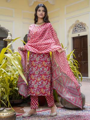 Vredevogel women cotton blend kurta pant dupatta set 1