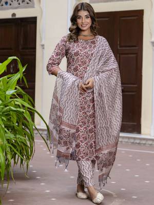 Vredevogel women cotton blend kurta pant dupatta set 1