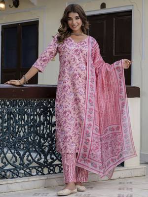 Vredevogel women cotton blend kurta pant dupatta set 1