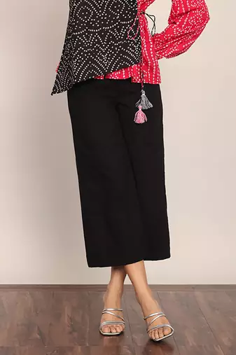 Black solid print relaxed pant with elastic belt
