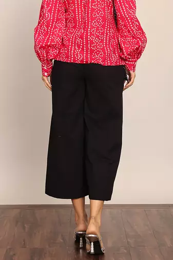 Black solid print relaxed pant with elastic belt