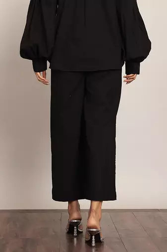 Black solid relaxed pant