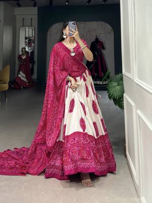 Women's Lehenga Choli Set For Wedding  3