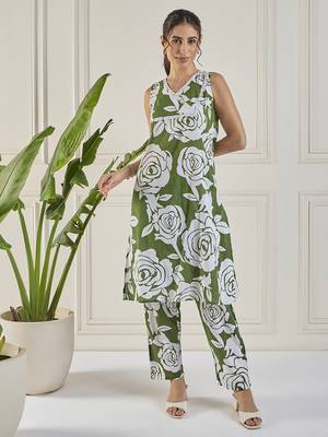 Winered women green lace detailing yoke co-ord set 1