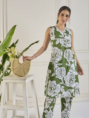 Winered women green lace detailing yoke co-ord set 2