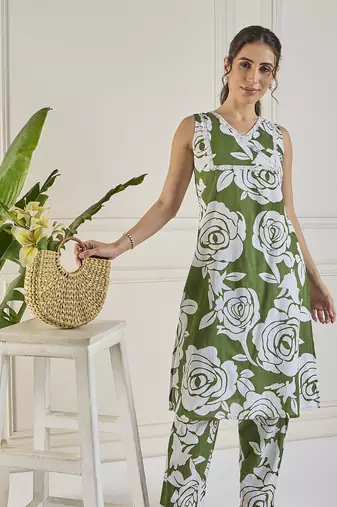Winered women green lace detailing yoke co-ord set