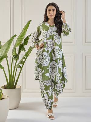 Winered women green neck & sleeve lace detailing co-ord set 1