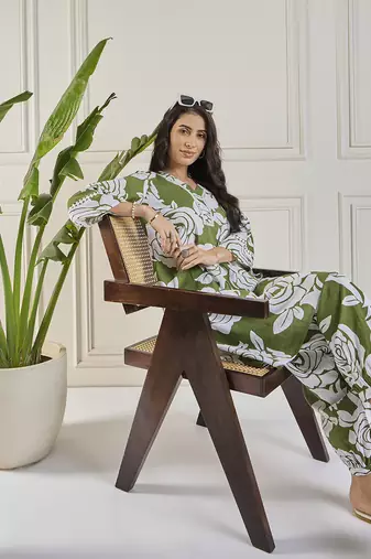 Winered women green neck & sleeve lace detailing co-ord set