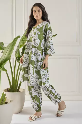 Winered women green neck & sleeve lace detailing co-ord set