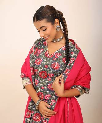Floral printed multicolour kurta set paired with pant and pink dupatta 5