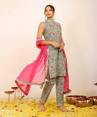 Multicolour floral printed kurta set paired with pant and pink dupatta 3
