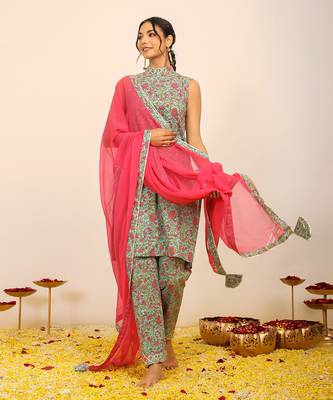 Multicolour floral printed kurta set paired with pant and pink dupatta 4