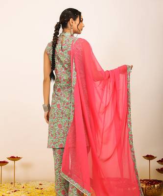 Multicolour floral printed kurta set paired with pant and pink dupatta 5