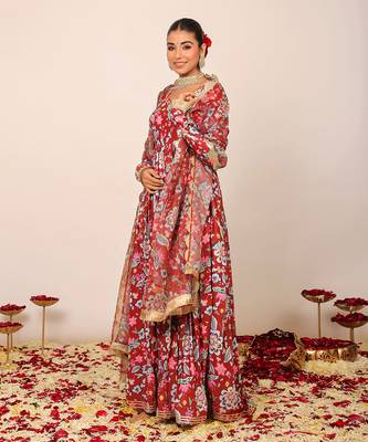 Multicolour floral printed anarkali kurta set with sweetheart neckline paired with dupatta 6