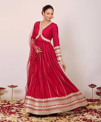 Pink solid anarkali kurta set with gota work at bottom paired with dupatta 3