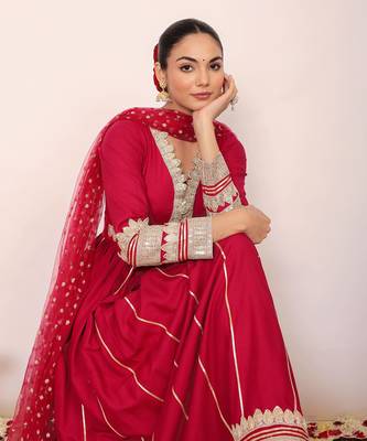 Pink solid anarkali kurta set with gota work at bottom paired with dupatta 5