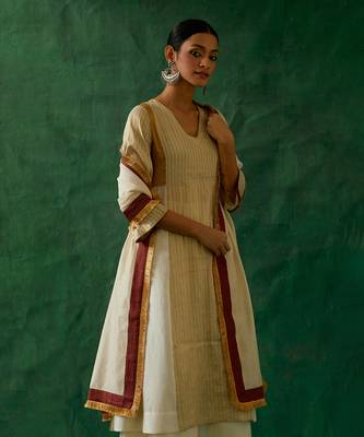 Color block gold zari kurta with woven chanderi dupatta & palazzo 2
