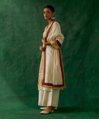 Color block gold zari kurta with woven chanderi dupatta & palazzo 3