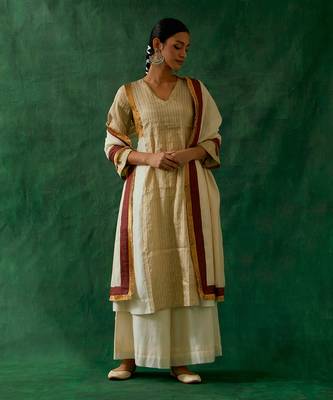 Color block gold zari kurta with woven chanderi dupatta & palazzo 4