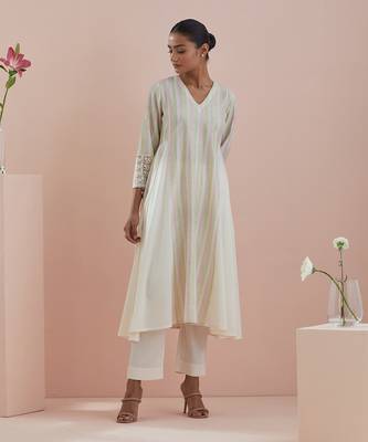 Anarkali kurta in textured cotton with solid pants in off white 3