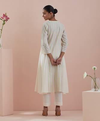 Anarkali kurta in textured cotton with solid pants in off white 4
