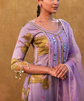 Lavender printed kurta set paired with organza dupatta and flared pants 3