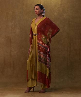 Maroon printed kaftan with pants and a separate inner. 3