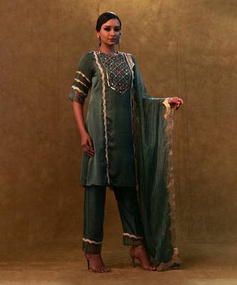 Emerald green kurta set paired with pants and organza dupatta 2