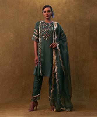 Emerald green kurta set paired with pants and organza dupatta 1