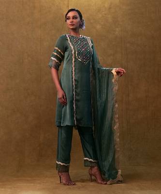 Emerald green kurta set paired with pants and organza dupatta 3