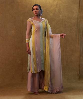 Color block kurta set paired with dupatta and pants 2