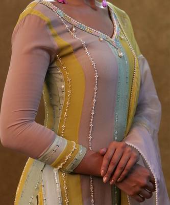 Color block kurta set paired with dupatta and pants 3