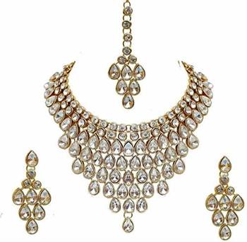 Crystal studded design choker traditional Necklace :: jewellery set with matching earrings and maang tikka 2